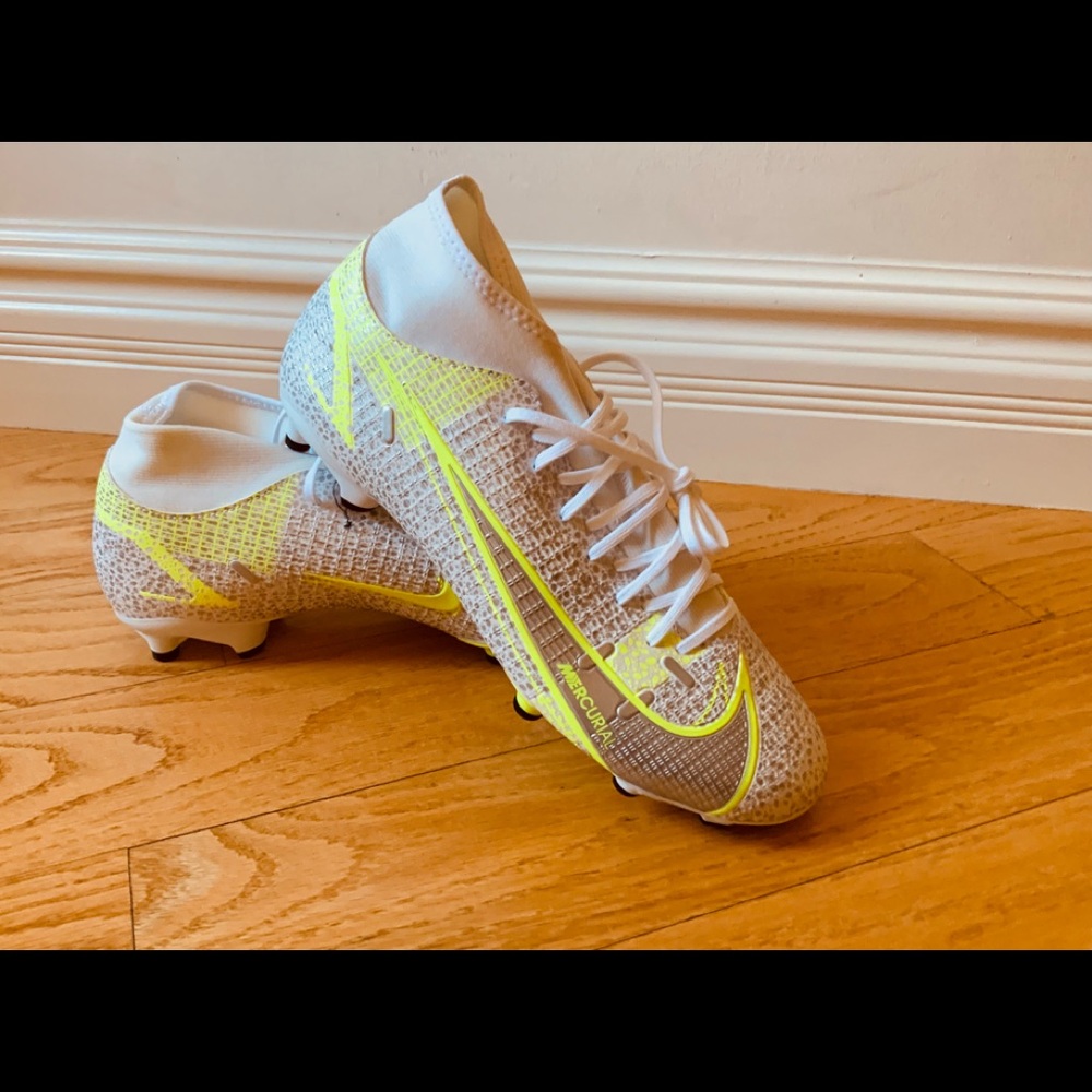 Nike Mercurial Superfly 8 Academy MG
Metallic Silver Volt